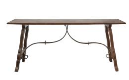 674.  Bufete de madera tallada con fiadores de hierro y patas de lira, siguiendo modelos del S. XVII.Castilla, S. XIX.