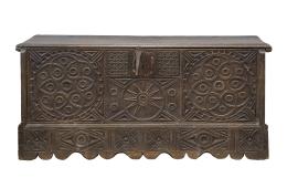 664.  Arcón de madera tallada con decoración de motivos geométricos y cerradura recortada de hierro.Trabajo del Norte de España, S. XVIII.