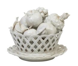 680.  Frutero de engaño de cerámica esmaltada de blanco, formado por piezas sueltas, cesto y bandeja.Bidasoa, España, S. XX.
