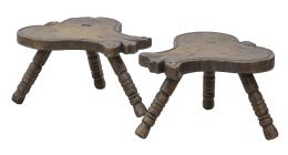 670.  Pareja de taburetes de madera tallada de castaño.España, S. XVIII.