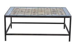 681.  Tablero pintado con escudos en el centro, S. XIX, sobre soporte de hierro, moderno.