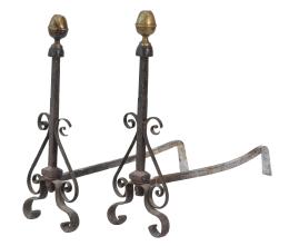 688.  Pareja de morillos de hierro y bronce dorado, rematados por una bellota.España, finales del S. XIX.