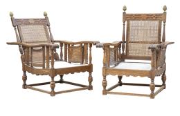 678.  Pareja de butacas regulables de madera tallada de roble con respaldo de rejilla, rematadas por una piña.Principios del S. XX. 