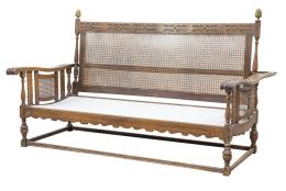 675.  Sofá de madera de roble tallado con respaldo de rejilla.Principios del S. XX.