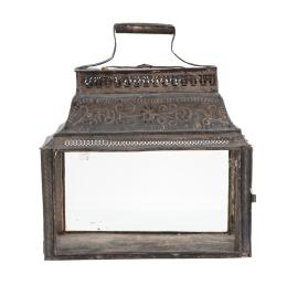 692.  Farol de metal con decoración calada y grabada y asa.Principios del S. XX.