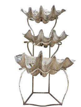 693.  Lote de dos soportes de hierro pintados de blanco con tres tridacnas o conchas de los Mares del Sur cada uno.