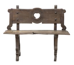 685.  Banco conventual de madera tallada, con un corazón en el respaldo.España, S. XVIII - XIX.