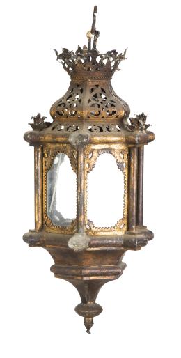 559.  Farol de techo hexagonal de metal dorado rematado por corona real.España, S. XIX.