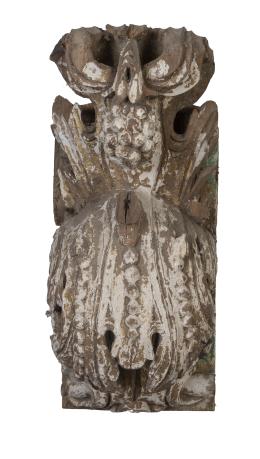 690.  Ménsula de madera tallada con restos de policromía y dorado con una hoja.S. XIX.