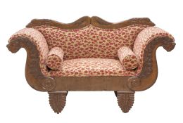 646.  Sofá fernandino de madera tallada de caoba.Trabajo español, h. 1830.