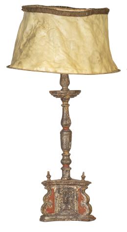 603.  Hachero de madera tallada, policromada y corleada, transformado en lámpara.España, S. XVIII.