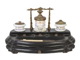 616.  Escribanía de madera y metal dorado con tres tinteros de porcelana pintada y dorada.Francia, finales del S. XIX.