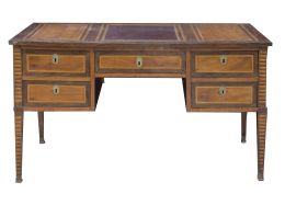 533.  Mesa Carlos IV de despacho de madera frutal con marquetería.Trabajo español, finales del S. XVIII - principios del S. XIX.