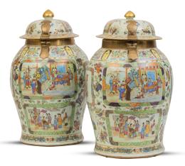 1202.  Pareja de tibores de porcelana esmaltada con esmaltes de la familia rosa y metal aplicado.Cantón, Dinastia Qing, mediados del S. XIX.