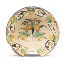 666.  Bacía de cerámica esmaltada en manganeso, amarillo, verde y azul, de la serie de la pajarita.Puente del Arzobispo, S. XIX.