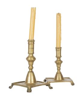 618.  Dos candeleros de bronce dorado.España, S. XVIII.