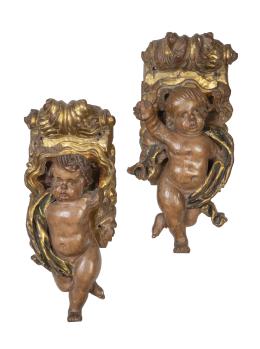 535.  Pareja de ménsulas en forma de niños de madera tallada, policromada y dorada.España, S. XVII.
