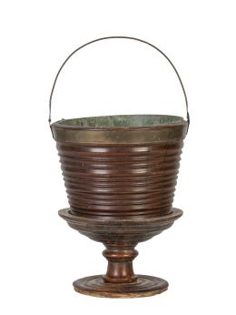 716.  Cubo de madera de caoba con depósito de metal pintado.Inglaterra, S. XIX.