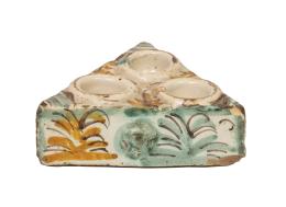682.  Especiero de cerámica esmaltada en verde y ocre.Talavera, S. XVIII.