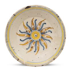 667.  Plato de cerámica esmaltada en azul, blanco y amarillo.Talavera, S. XVIII.