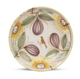 610.  Plato de cerámica esmaltada en ocre, verde y manganeso con higos, soles y pajarito.Trabajo levantino, S. XIX.