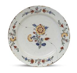 709.  Plato holandés de cerámica esmaltada con flor.Holanda, S. XVIII.