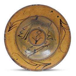 719.  Plato acuencado de cerámica esmaltada en verde y manganeso, decorado con hojas esquemáticas.Teruel, S. XVIII.