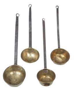 554.  Lote de cuatro cazos de cobre.España, S. XIX.