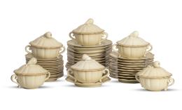 577.  Juego de tazas de consomé con sus tapas y platos de porcelana esmaltada y dorada.Vista Alegre, Portugal, S. XX.