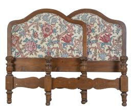 626.  Pareja de camas de madera tallada, con tapiceria de flores de chintz.