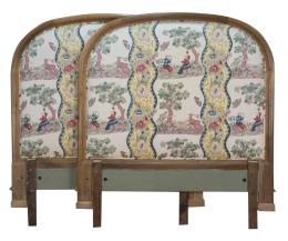 698.  Pareja de cabeceros de madera tapizados en chintz, con motivos de caza, jaulas y flores.