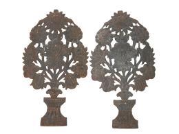 503.  Pareja de exvotos Carlos IV de metal recortado en forma de jarrón de flores.España, finales del S. XVIII.