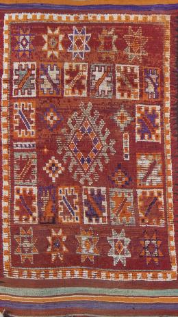 564.  Alfombra en lana de campo rojo con motivos geométricos.Persia?