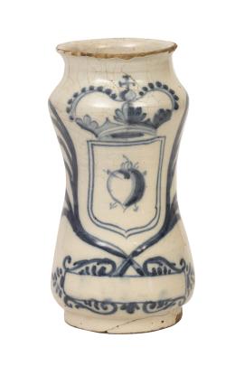 567.  Bote de farmacia de cerámica esmaltada en azul de cobalto y blanco, con escudo de Fundación Real.Talavera, S. XVIII.