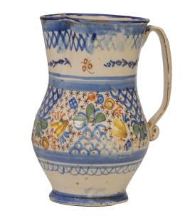 570.  Jarro de cerámica esmaltada, con asa de cinta.Manises, S. XIX.