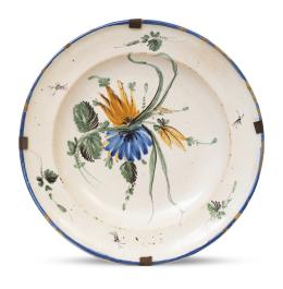 583.  Plato de cerámica esmaltada, con ramillete de flores.Ribesalbes, S. XIX.