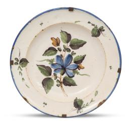573.  Plato de cerámica esmaltada con ramillete en el asiento en azul y verde oliva.Ribesalbes, S. XIX.