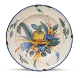 574.  Plato de cerámica esmaltada, con ramillete y hojas.Ribesalbes, S. XIX.