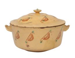 591.  Sopera de cerámica esmaltada, decorada en verde y naranja.S. XIX.