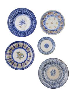 538.  Lote de cinco platos de cerámica esmaltada, tres de ellos en azul y blanco.Manises, Onda y otras fabriquetas, S. XIX.
