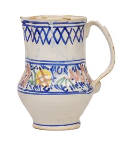 608.  Jarro de cerámica esmaltada en azul de cobalto, verde, ocre y rosa.Manises, S. XIX.