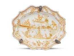 586.  Fuente de cerámica esmaltada en amarillo y blanco, con "chinoiseries".Moustiers, Francia, finales del S. XVIII.