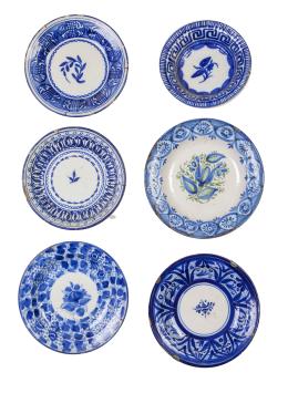 663.  Lote de seis platos de cerámica esmaltada en azul, blanco y verde; con diferentes motivos decorativos.Manises, Ribesalbes, Onda y otra fabriqueta, S. XIX.