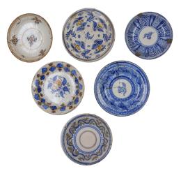 558.  Lote de seis platos de cerámica esmaltada; dos de ellos en azul y blanco, otros decorados con flores.Manises y Levante, S. XIX.