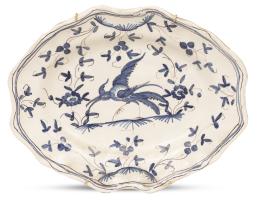 605.  Fuente de cerámica esmaltada en azul y blanco con ave.Moustiers, S. XX.