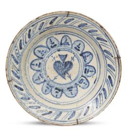 596.  Plato acuencado de cerámica esmaltada en azul y blanco con corazón.Teruel, (1751-1850).