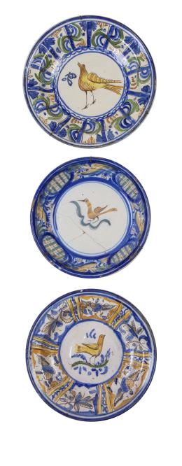 661.  Lote de tres platos de cerámica esmaltada con pajaritos y cenefa.Manises, S. XIX y XX.