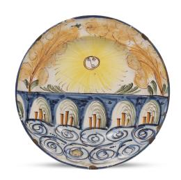 537.  Plato de cerámica esmaltada, a esponjilla y pintada, decorada con un puente y el sol.Manises, S. XIX.