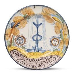 536.  Plato de cerámica esmaltada y decoración esponjada con fuente, el sol y la luna.Manises, S. XIX.