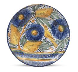 585.  Plato de cerámica esmaltada en azul y ocre con pajarito y flores y puntos.Manises, S. XIX.